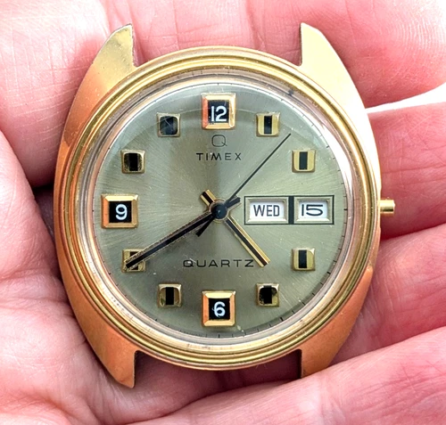 1970s TIMEX Q Quartz Day Date Calendar Vintage 38mm Watch Movement PARTS REPAIR