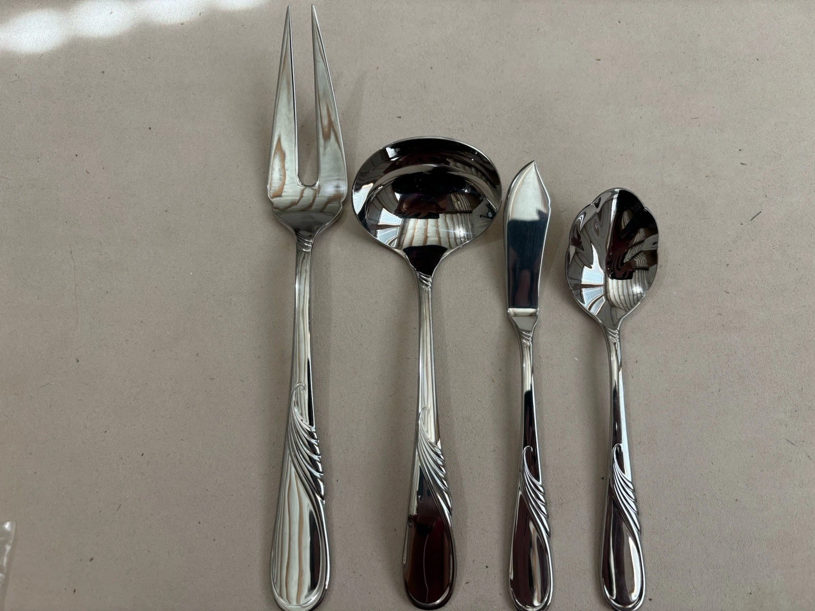 Yamazaki HILARY - lot of 4 serving pieces NEW