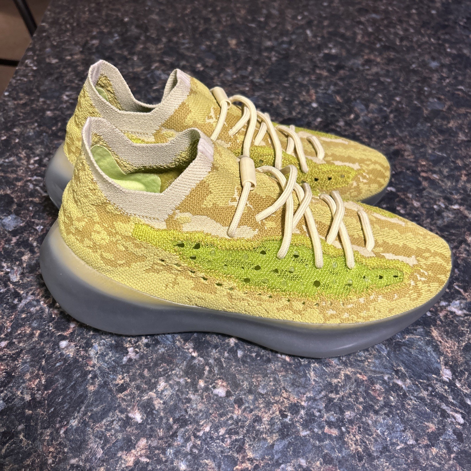 🔥Size 9.5 - Adidas Yeezy Boost 380 Hylte 🔥📈 thumbnail 3