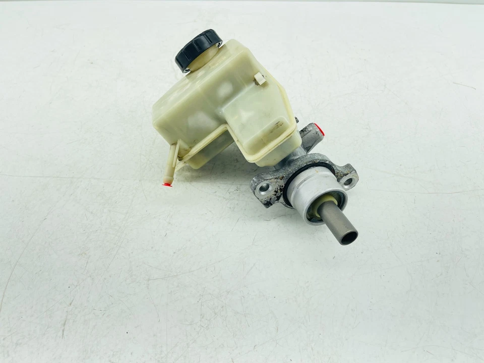 Главный цилиндр тормоза солнцестояния 2006–2009 Pontiac с резервуаром от оригинального производителя 32067277 - Изображение 2 из 4