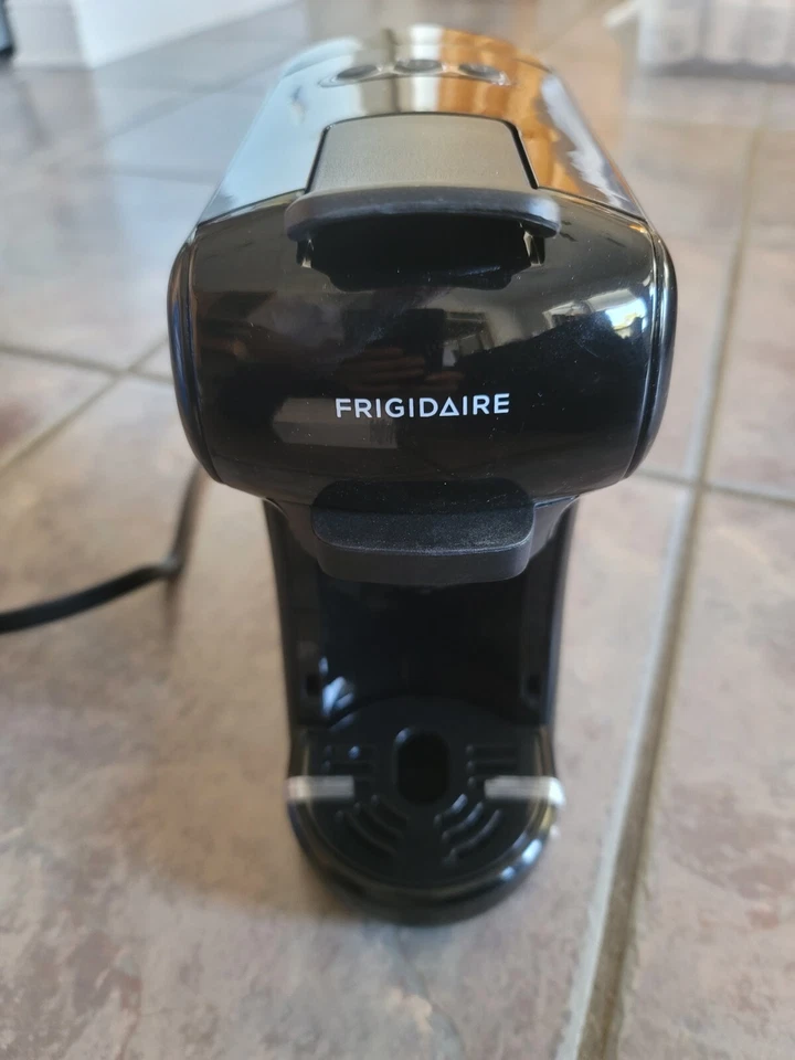Frigidaire ECMN103-BLACK Multicapsule Compatible Espresso And Coffee Maker - Image 2 of 4