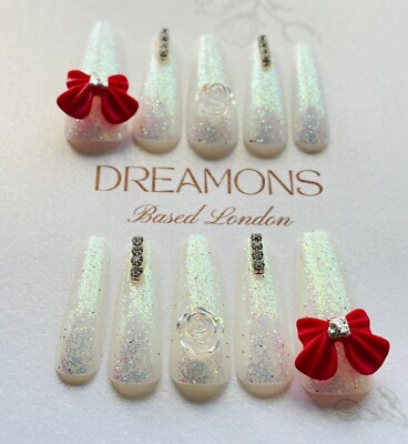 Gefälschte Nägel mit weißer Basis + 3D rote Schleife + 3D Blumen, Handarbeit Nail Art