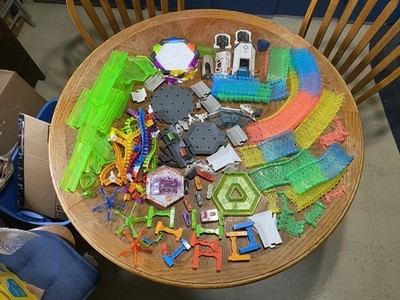 Large Hexbug Lot 8 Bugs And Track Along With Other Accessories