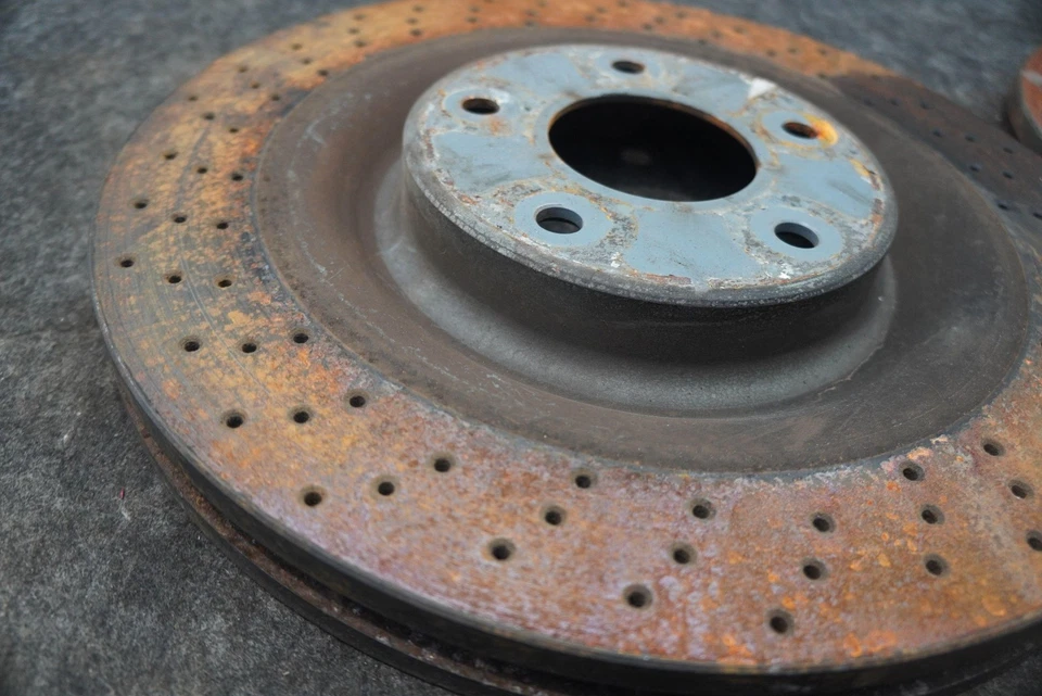 Juego 2 rotores de freno de disco delanteros derecho izquierdo perforados Chevrolet Corvette Z06 C6 2011 Foto 3 de 4