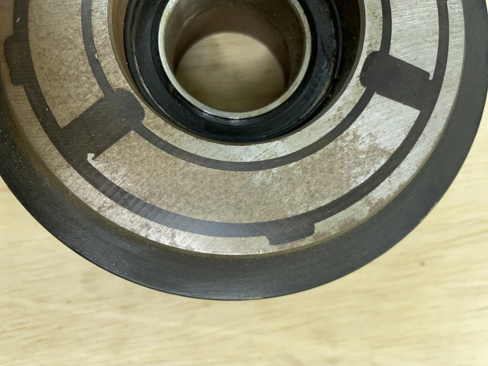 Compresor de aire acondicionado GM OEM polea única con cojinete 1973-76 Cadillac Nuevo de Lote Antiguo Foto 3 de 4