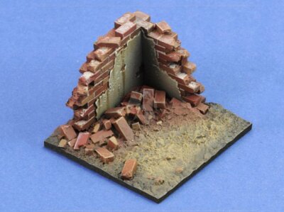 Royal Model 1/35 - 54mm (1/32) Ruined Brick Wall Corner Section Base (4x4cm) 941