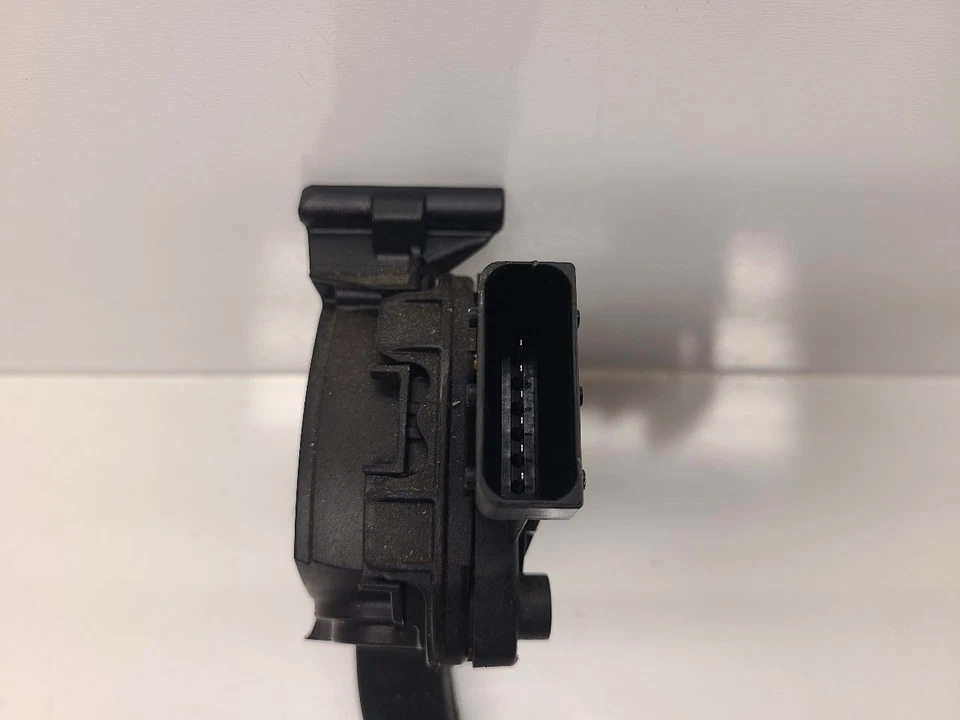 Chevrolet Cruze 2011 (1,4 L/MT) pedal acelerador - accionamiento por cable/DBW Foto 3 de 4