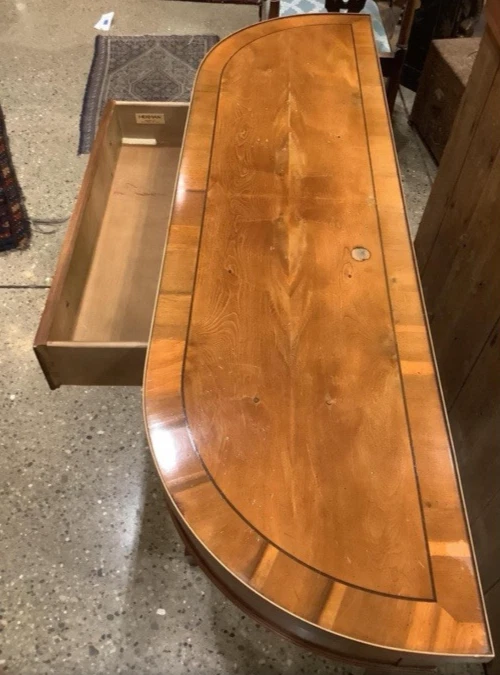 Mesa consola HEKMAN Copley Place madera de tejo de caoba Demilune 54ʺW × 15ʺD × 30,5" Foto 3 de 4