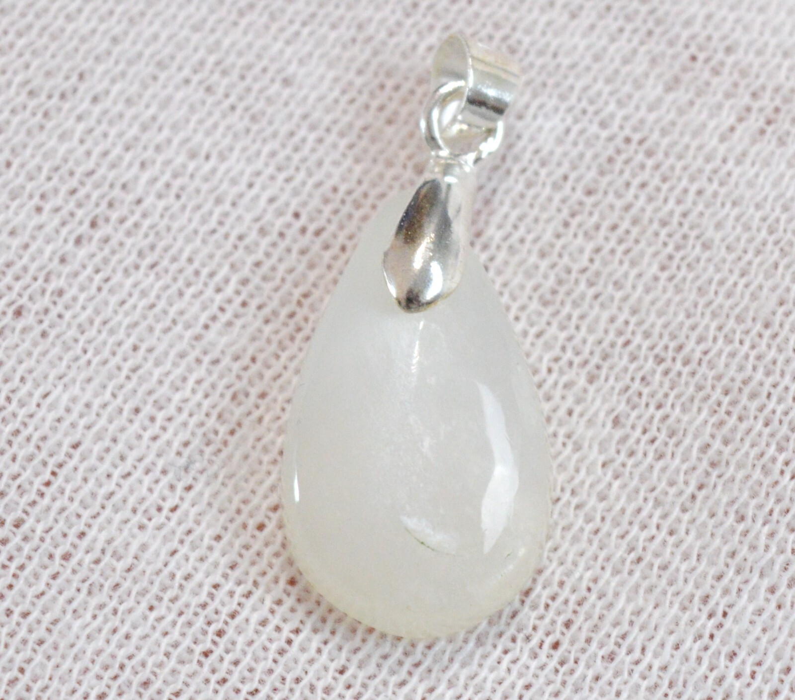 Pendentif pierre de lune blanche véritable cabochon 10.7 carats fini les imitations plastiques