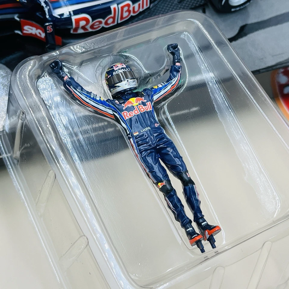 MINICHAMPS 1/18 Red Bull Racing Renault RB6 Vettel Brazillian GP 2010 113100205 - Image 2 of 4