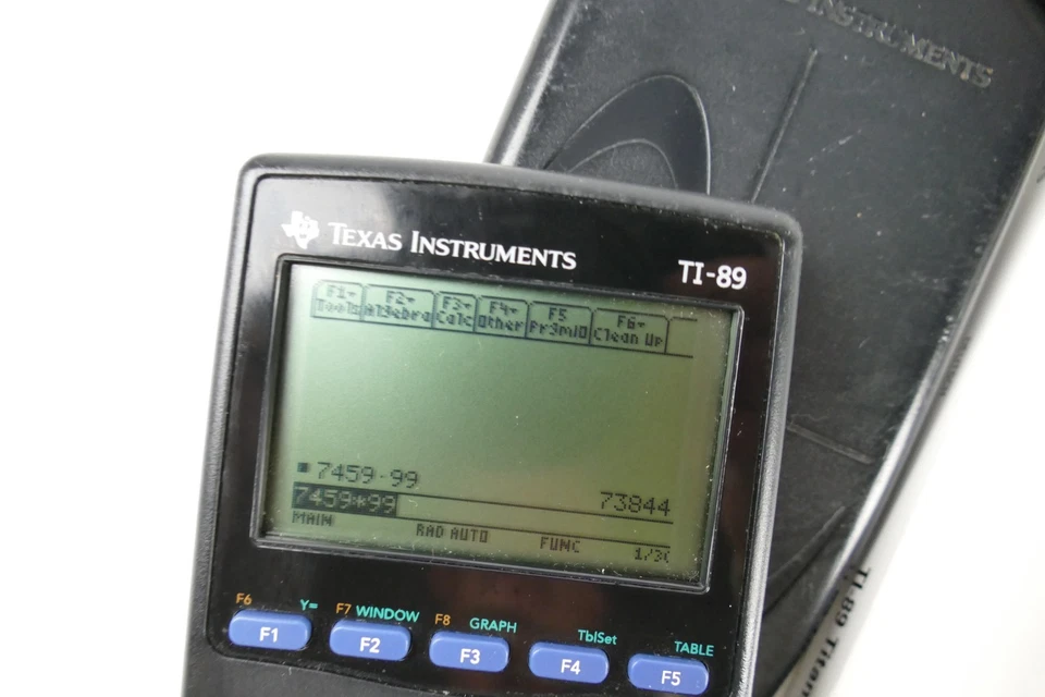 2 Texas Instruments TI-89 Titanum  200 + TI-82 Stats Taschenrechner S-5655 - Bild 3 von 4