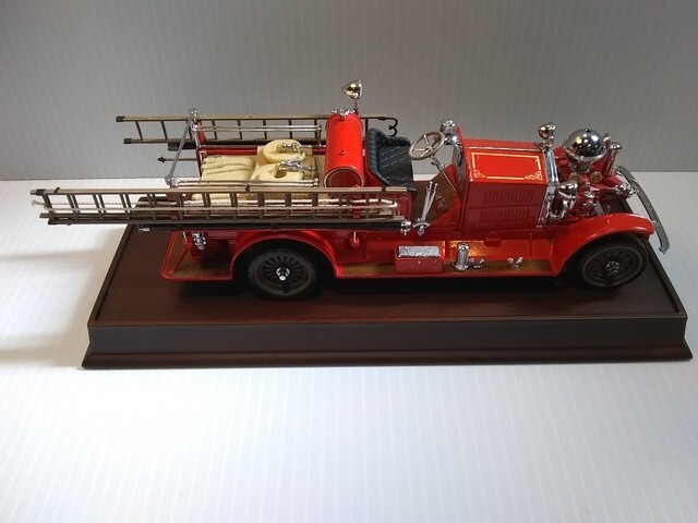 Franklin Mint - 1922 Ahrens-Fox R-K-4 Pumper Firetruck - Diecast