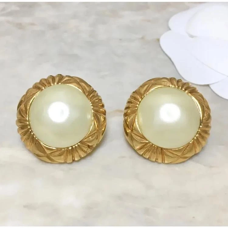 Chanel Cc Gold Pearl Earrings Best Price In Pakistan | Rs 1400 | find the  best quality of Jewelry,jewellery , Bracelets, Rings, Neck Less, Earrings,  Hairpin, Hand Cuff, Pendant, Bangles at Wishlistpk.com