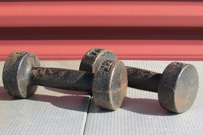 Fond de fitness ou de culturisme. Vieilles haltères en fer dur, petites