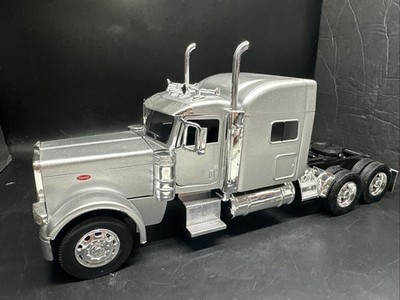 1/32 NEW RAY SILVER PETERBILT 389 SEMI TRACTOR  DIECAST PLASTIC DISPLAY