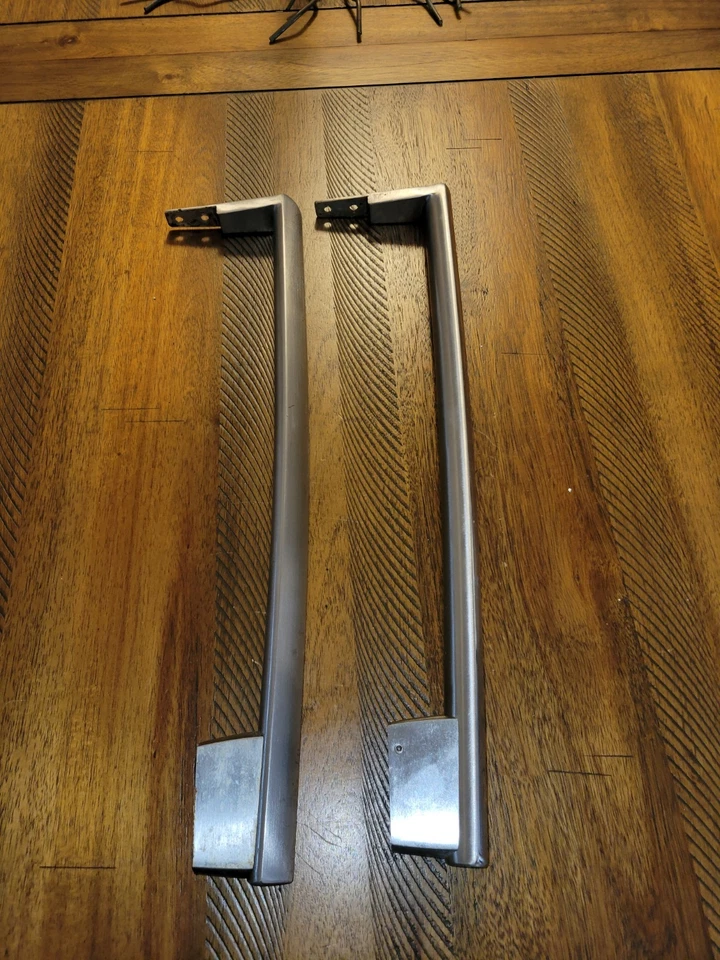 241978001 FRIGIDAIRE HANDLE KIT Scratches - Image 3 of 3