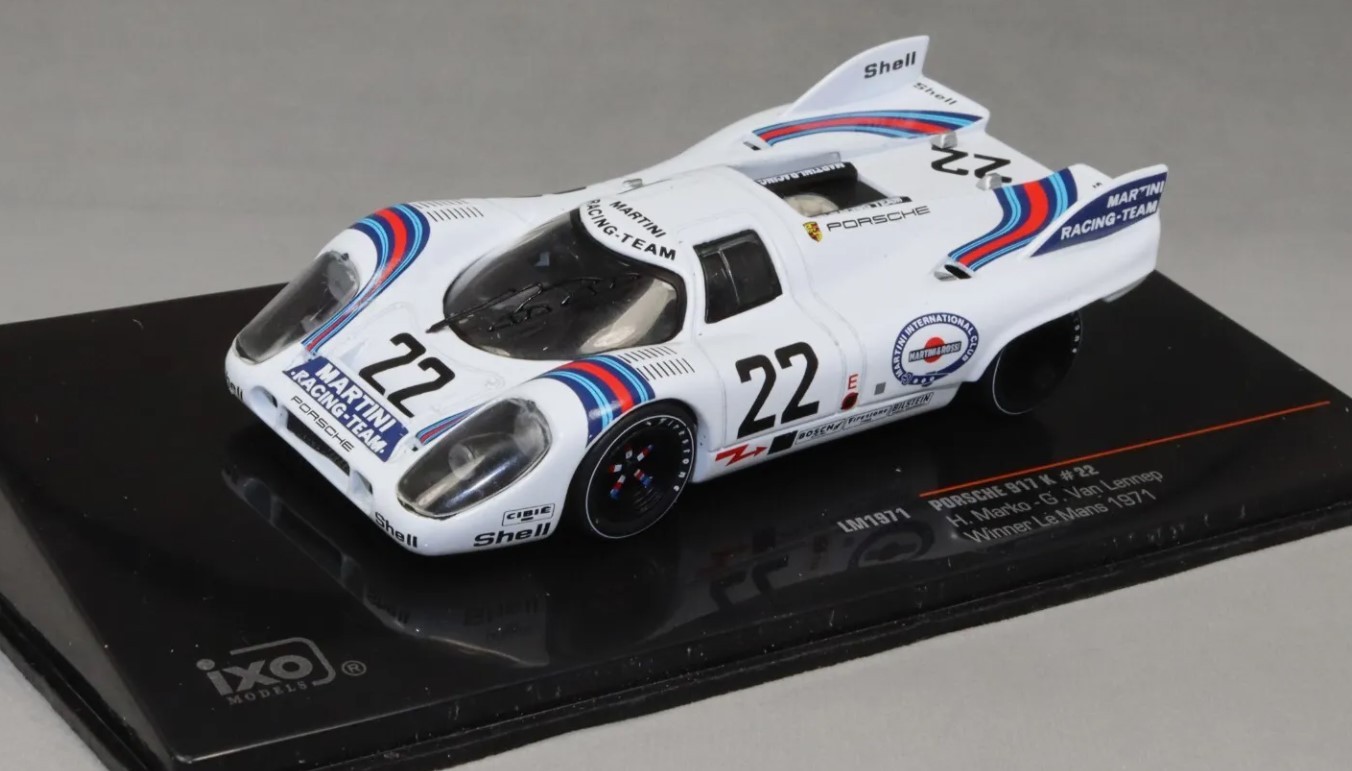 Porsche 917K IXO au 1/43 idéale pour décorer un bureau de passionné