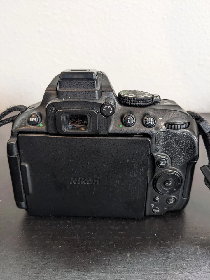 Nikon D5300 DSLR y lente de 35 mm, batería, cargador, obturador bajo 1.512 Foto 3 de 4