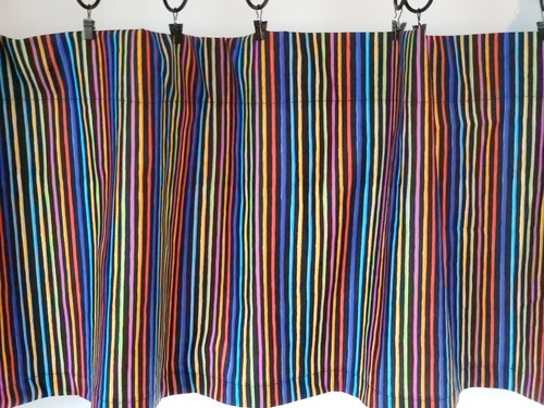 Tratamiento de ventana negra con cenefa de color neón 42""W x 14""L hecho a mano nuevo - Imagen 4 de 7