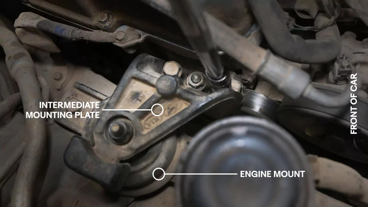 Intermediate bracket connecting the engine to the motor mount.