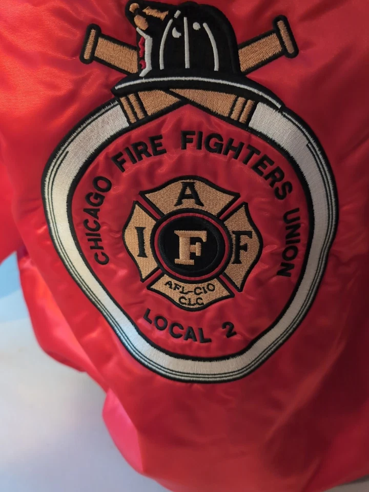 Chaqueta de bombardero de satén roja de colección para hombre XL Chicago Firefighters IAFF LOCAL 2 CFFU. Foto 2 de 4