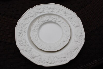 Crown Ducal Florentine Off White Embossed Rim Scalloped Edge 1930's 18 Piece Set