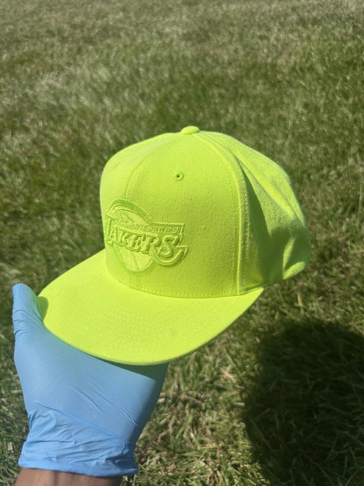 SnapBack Mitchell & Ness Lakers verde neón - Edición limitada Foto 2 de 4