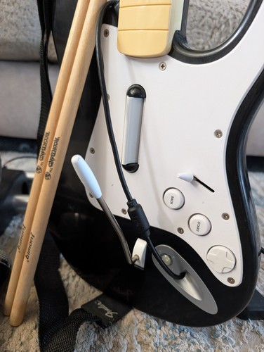 XBOX 360 WIRED ROCKBAND FENDER GUITAR & WIRED DRUM SET COMPLETE - Picture 7 of 8