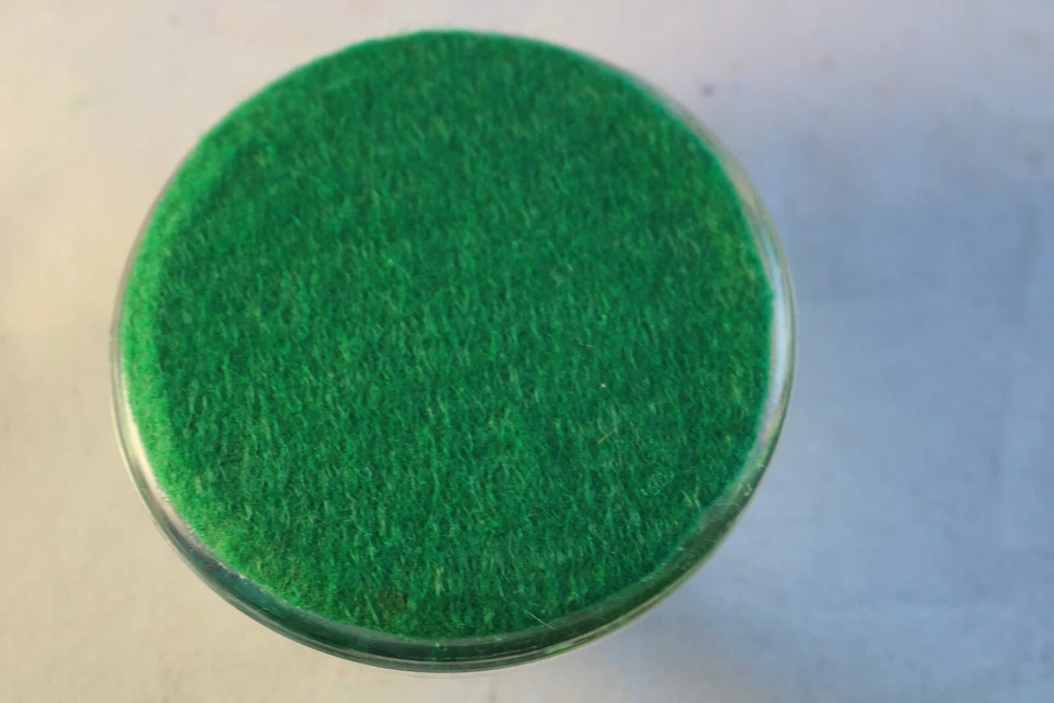 Peso de papel de vidrio vintage flores silvestres con respaldo de fieltro verde Foto 4 de 4