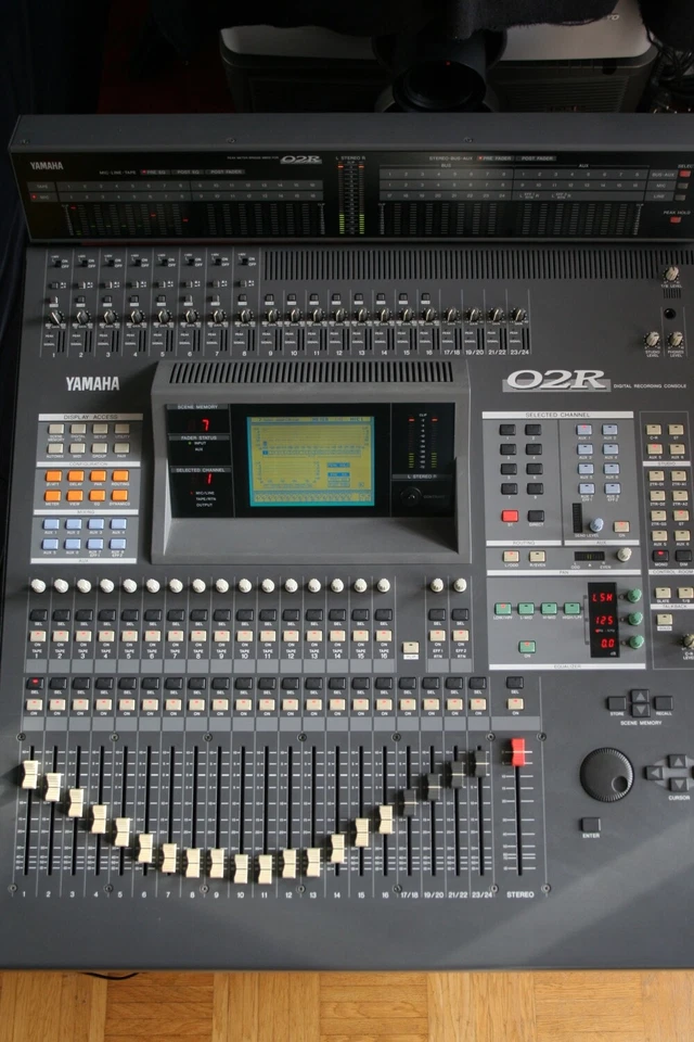 Yamaha 02R V2 Digitalmischpult (Meterbridge, 8x8 ADAT, RME Hammerfall DSP 9632) - Bild 2 von 4