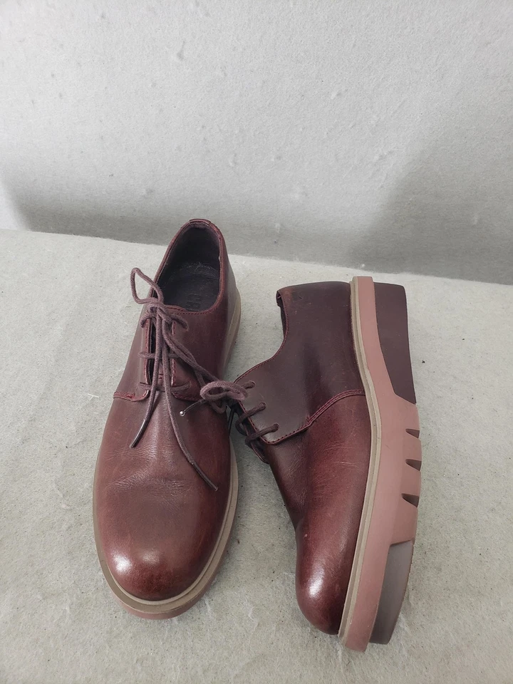 Zapatos informales cómodos Camper Oxford 4.5 de cuero borgoña con cordones parte superior baja para mujer Foto 4 de 4