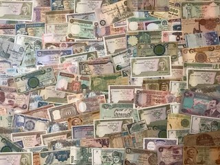 LOTE DE BILLETES DEL BANCO MUNDIAL BILLETES DE GRADO MIXTO EN SU MAYORÍA BUENOS SIN RESERVA