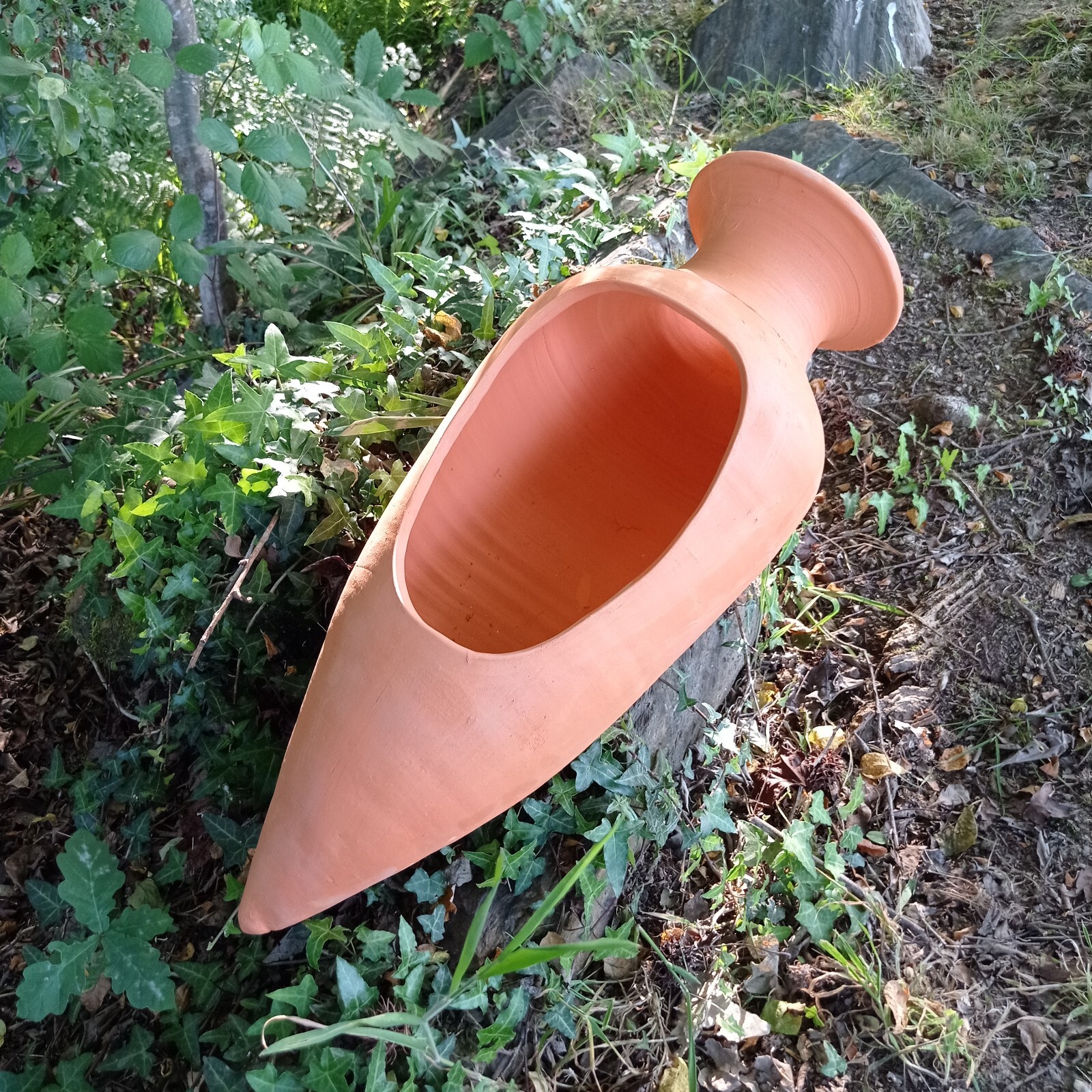 ANFORA en pico abierta XL de barro. 45x22 cms.