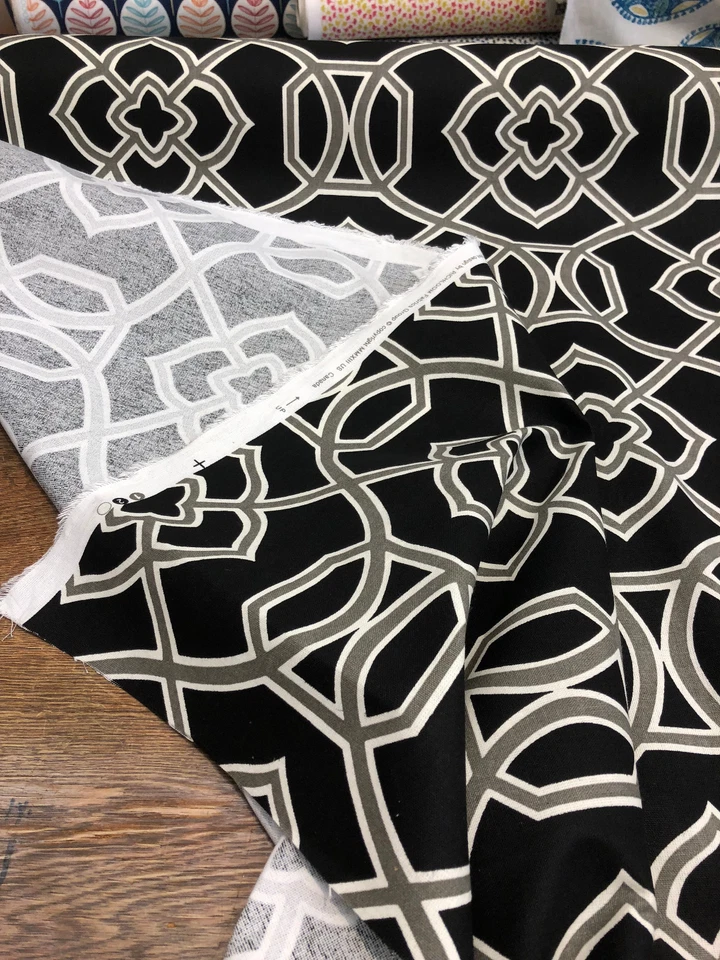 Tela calada Richloom Malibar negra plateada por yarda Foto 4 de 4