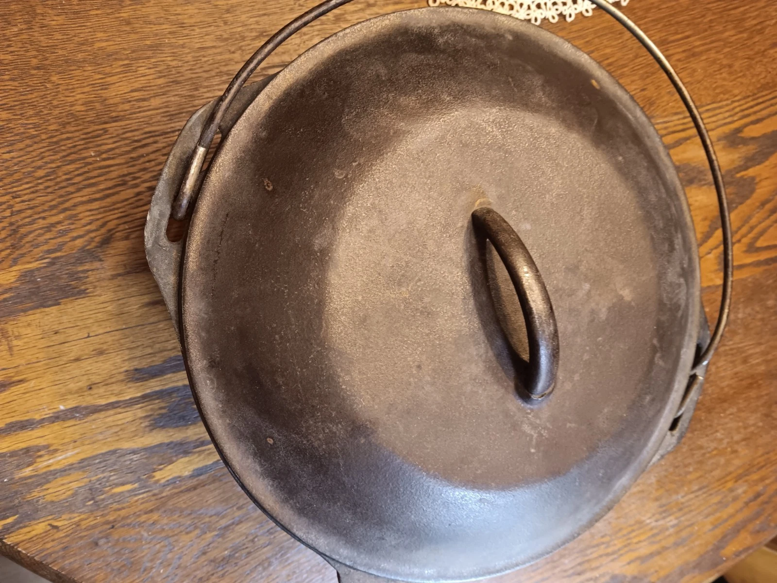 Cast Iron Dutch Oven W/ Lid