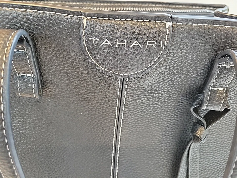 Bolso de hombro pequeño con cremallera Tahari de cuero sintético granulado negro Foto 3 de 4