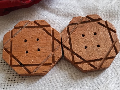 Lot De 12 Boutons Anciens En Lucite Ciselé - Taille 1,4 Cm à 2,2 Cm - Réf. 3062 - Occasion (couleur Plus Foncée)