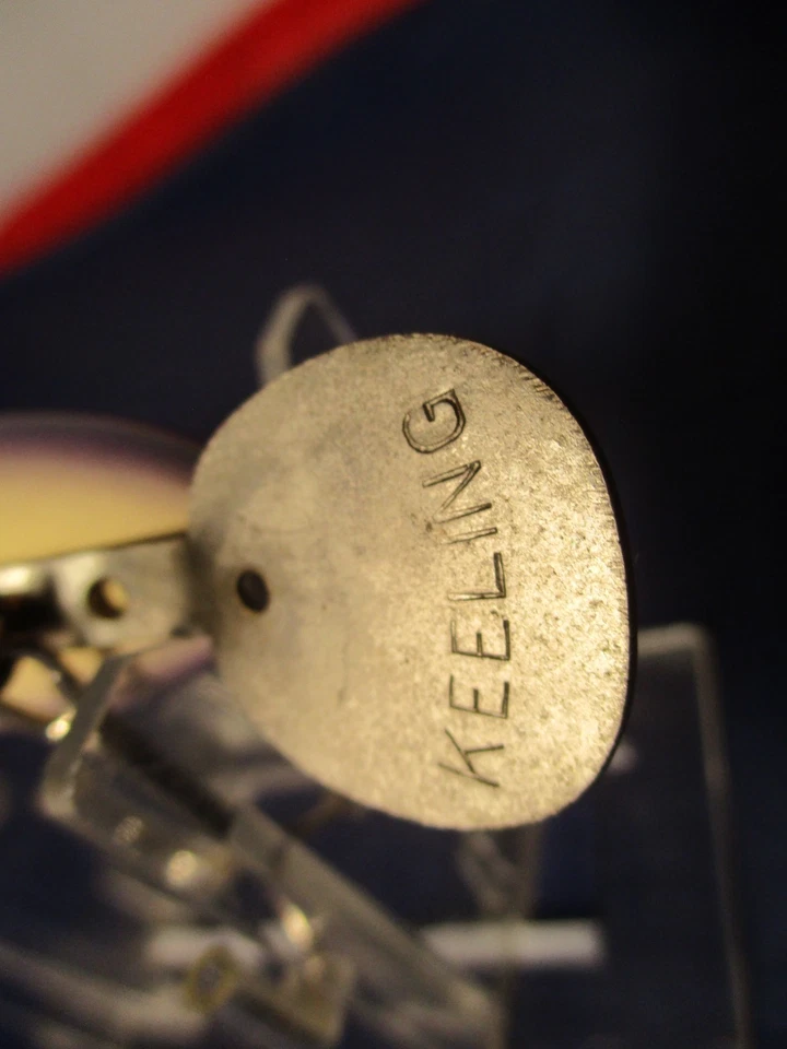 ANTIGUO SEÑUELO DE PESCA DE MADERA CRAQUELADA AZUL PULGAR TOM QUILLA REPINTADO BONITO Foto 3 de 4