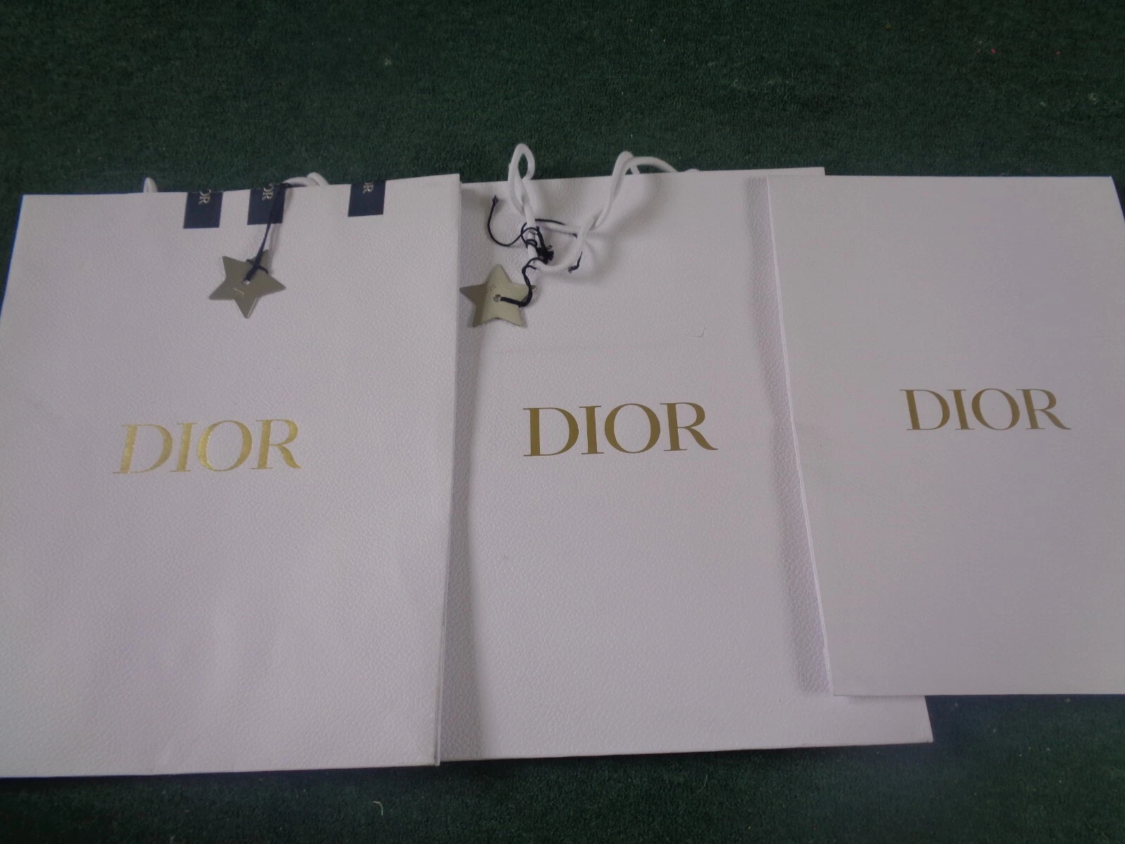 Sacs cadeaux blancs Dior 2 et une enveloppe