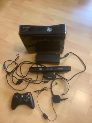 xbox 360 konsole mit Controller TV Leiste und Headset.