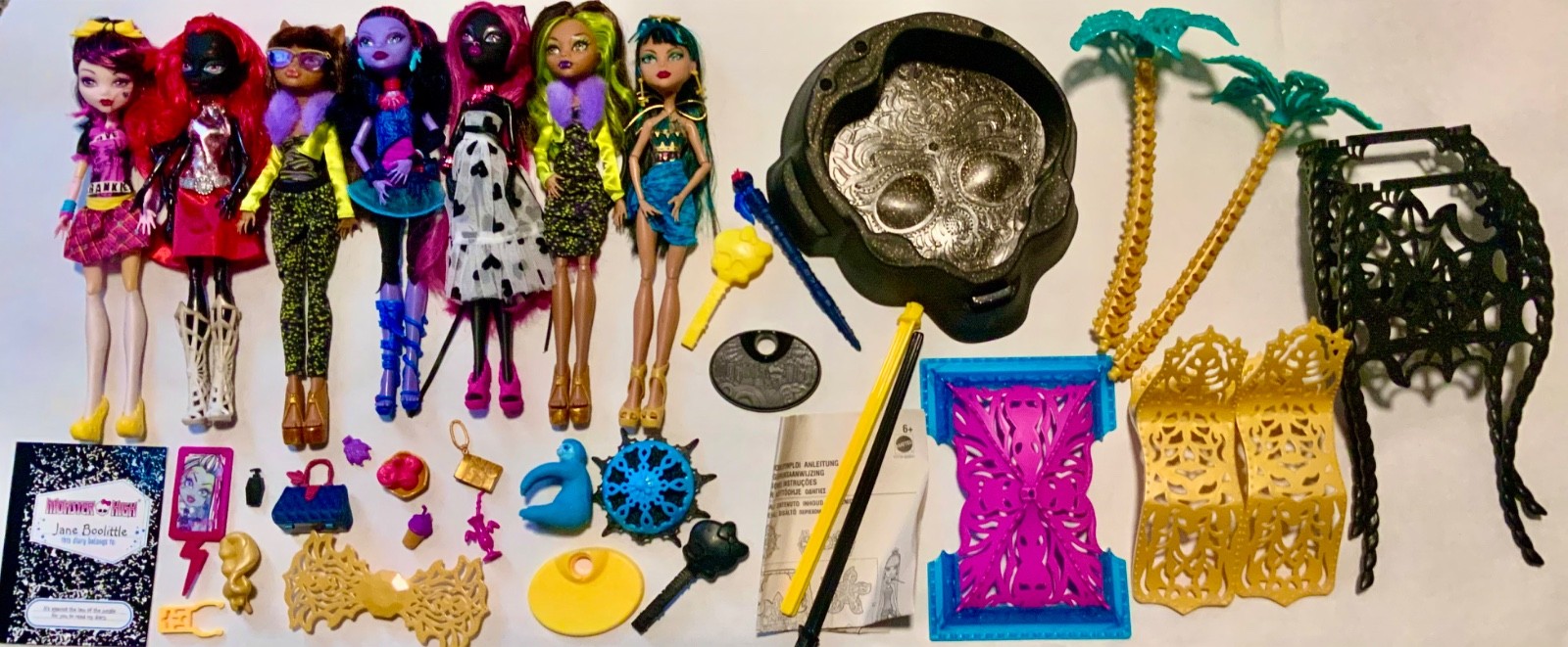 Mixed lot of 7 Monster High dolls, accessories , clothes, sh