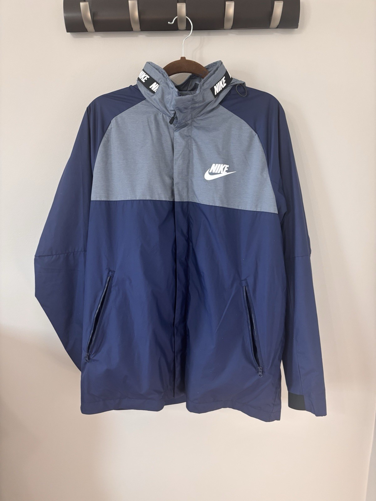 NIKE lightweight Windrunner polyester hooded jack… - image 1