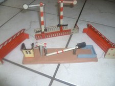 Konvolut Eisenbahner Blechspielzeug bestehend aus : Treppen &Uuml;bergang Teile mit S