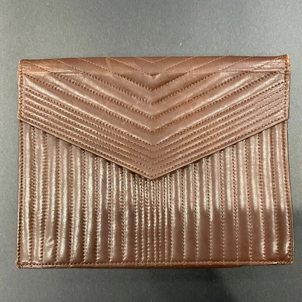 Yves Saint Laurent Borsa a pochette in pelle a forma di lettera vintage