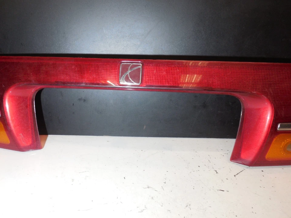 Center Tail Light Panel Trim LH+RH OEM 19152249 2000-2002 土星 L100 L200 L300 — 第 2/4 张图片