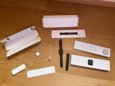 Apple Watch Series 6 40mm Space Grau, GPS, Sportarmband Schwarz