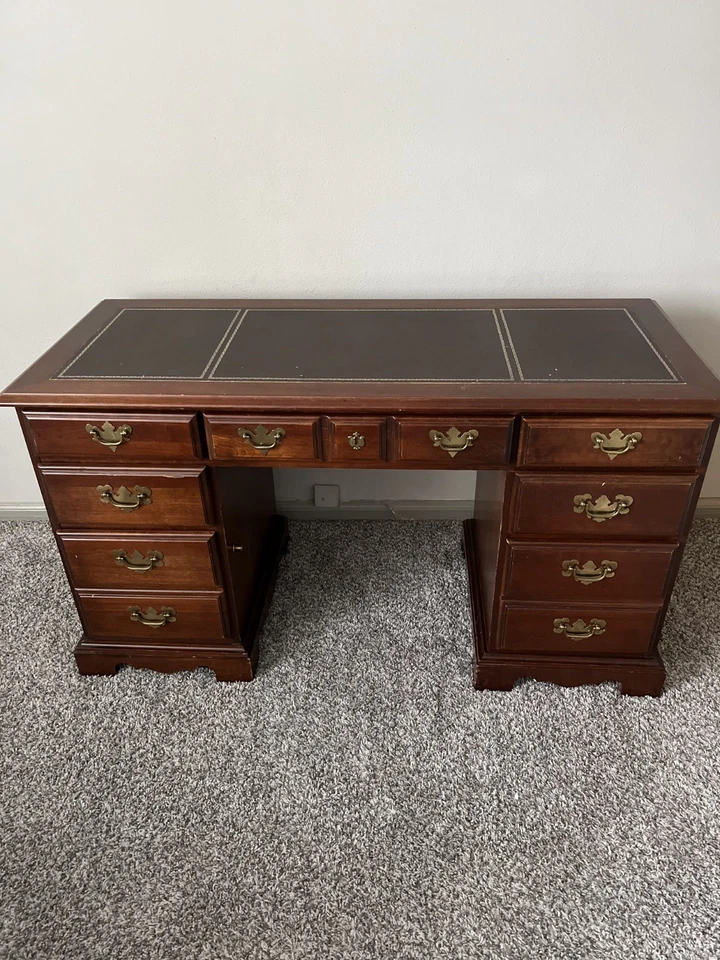 Escritorio ejecutivo Broyhill vintage - tapa de cuero, madera maciza - recogida local (Atlanta) Foto 2 de 4