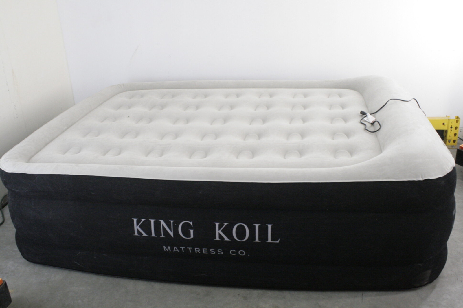 King Koil 29170 Luxury Air Mattress Queen w Built In Pump 20 Inch Queen
