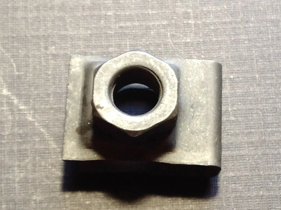 2 peças NORS 1967-1972 Oldsmobile F-85 porcas de placa de enchimento de para-lama dianteiro 397639 - Imagem 2 de 4