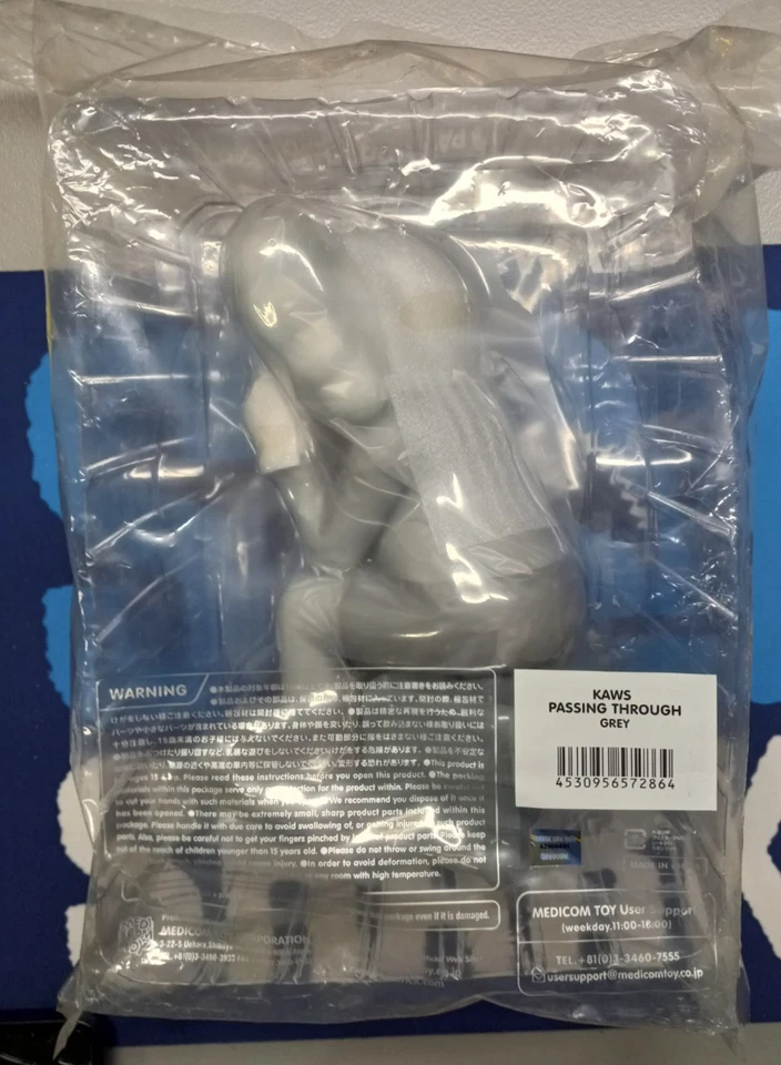 Figura Vinilo KAWS Passing Through Edición Abierta Gris NUEVA y Sellada Auténtica Foto 2 de 2
